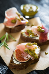 Mini sandwich with figs and prosciutto