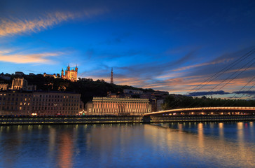 Obraz premium Colorful sunset over the Saone river and the Basilique Notre-Dame de Fourviere in the city of Lyon, France.