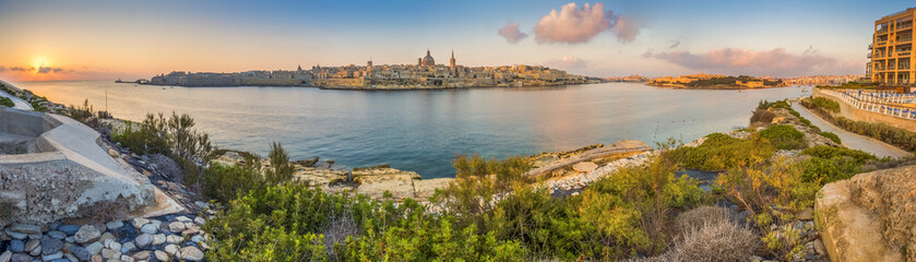 Fototapeta premium Valletta, Malta - Panoramic skyline view of the ancient city of Valletta with St.Pau's Cathedral and St. Elmo Bay early in the morning shot from Sliema