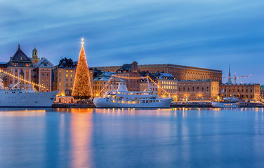Ville de Stockholm avec sapin de noël illuminé et palais royal à noël.