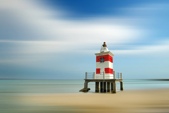 Leuchtturm am Strand von Lignano Sabbiadoro, Italien