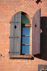 esterno castello con finestra in legno