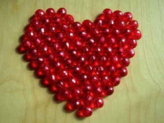 Rotes Herz aus Glasperlen