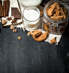 Oatmeal cookies with fresh milk.