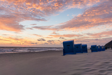 Sonnenaufgang am Strand mit Strandkörben