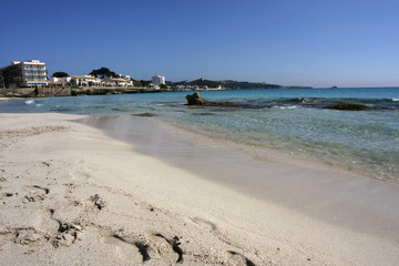 spanische Mittelmeerküste mit Strand und Booten