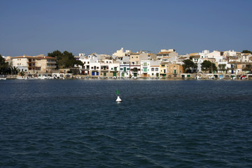Fototapeta na wymiar spanische Mittelmeerküste mit Strand und Booten