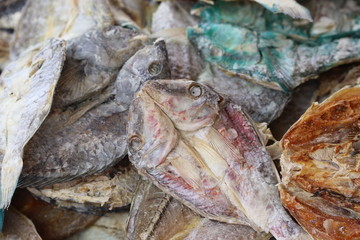 Poissons tropicaux séchés sur le marché