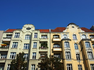Fototapeta na wymiar Altbaufassaden mit Balkonen, Berlin, Deutschland