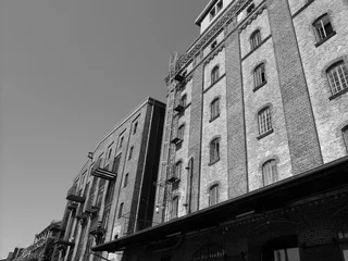 Restaurierte alte Lagerhäuser an der gentrifizierten Hafenpromenade bei Sonnenschein am Kreativkai in Münster in Westfalen im Münsterland, aufgenommen in klassischem Schwarzweiß © Martin Debus