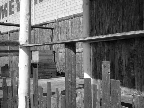 Alter Holzzaun und Bastmatten eines Beach Club am alten Hafen am Kreativkai in M&uuml;nster in Westfalen im M&uuml;nsterland bei Sonnenschein, fotografiert in neorealistischem Schwarzwei&szlig;