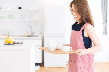 お茶を入れる女性