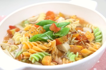Pasta noodle with vegetables in white bowl