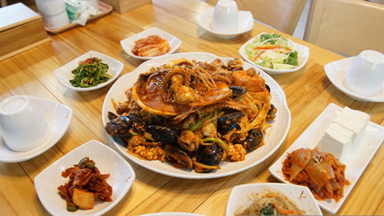 Steamed tofu with seafood to taste the spicy variety of seafood