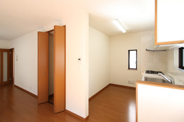 住宅　I型キッチンとLDK　自然光　シンプル家具なし イメージ　施工例　コンパクト設計住宅
