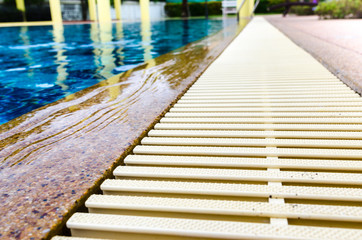 Obraz premium swimming pool and gutter water overflow and sandwash terrace. at the hotel.