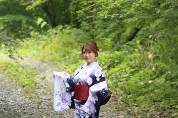 浴衣を着た女性
