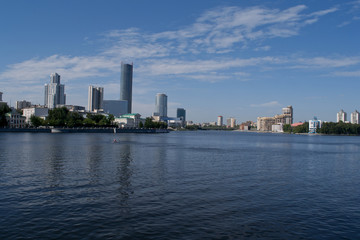 Fototapeta na wymiar view of the city from the city pond