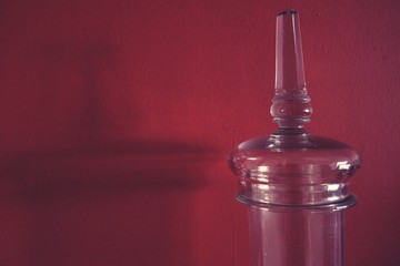 Naklejka premium Red wall with glass object