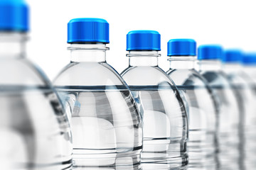 Rangée de bouteilles d& 39 eau de boisson en plastique