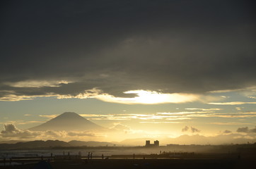 夕景　黄金色の富士山