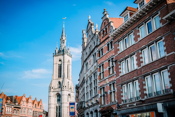 Le beffroi de Tournai et la Grand-place