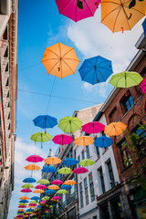 Fototapeta na wymiar Parapluie suspendus au dessus de la rue 