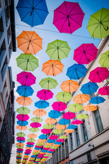 Fototapeta na wymiar Parapluie suspendus au dessus de la rue 