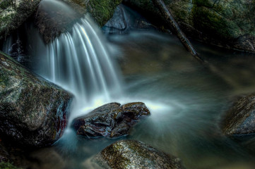 Kleiner Wasserfall mit Langzeitbelichtung