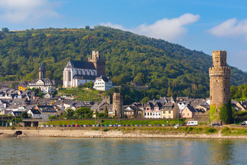 Oberwesel am Rhein, rechts der Ochsenturm. (August 2016) 