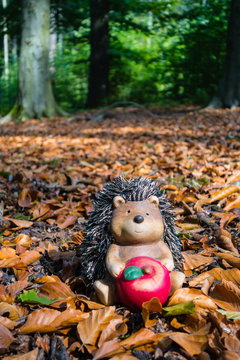 Igel mit Apfel