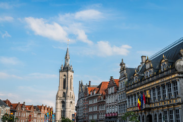 Le beffroi de Tournay et la Grand-place