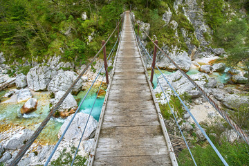 Soca Tal in Slowenien, Hängebrücke aus Holz über der Soca