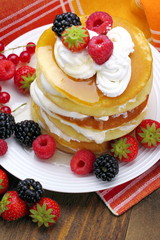 Pancakes al miele con panna e frutti di bosco