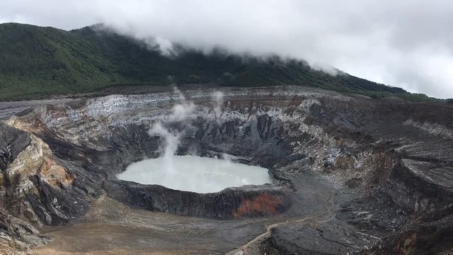 Crater del volcan Poas Costa Rica