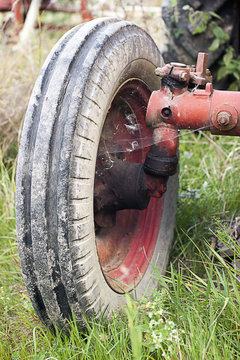 Ett gammalt traktorhjul