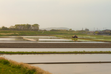 田んぼとトラクター