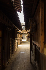 Fototapeta premium 日本家屋の裏道