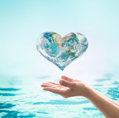 Panele Szklane Podświetlane  Kobieta kobiece ludzkie ręce na niewyraźne faliste tło czystej wody: oszczędzanie wody czyste środowisko naturalne ocean koncepcja / kampania: miłość ziemia, oszczędzać wodę koncepcyjny pomysł / znak