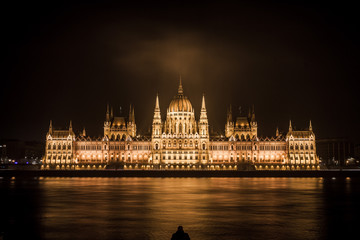 Obraz premium Budapest parliament at night over the Danube river