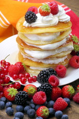 Pancakes al miele con panna e frutti di bosco