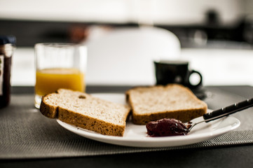 colazione all'italiana con pane burro e marmellata