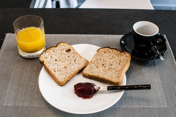 colazione italiana toast succo caffè e marmellata
