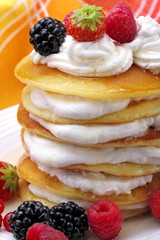Pancakes al miele con panna e frutti di bosco