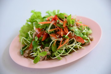 Special salad of minced beef, lectuce, cumin and herbs on white