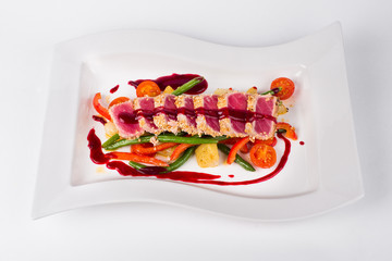 Tuna with berry sauce, vegetables, tomatoes, green bean and chil