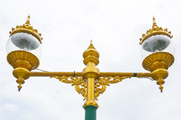 Fototapeta na wymiar Street lamp retro Gold lamp with blue sky background