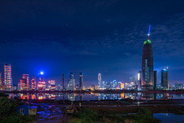 Obraz premium 中国・深センの高層ビル群の夜景