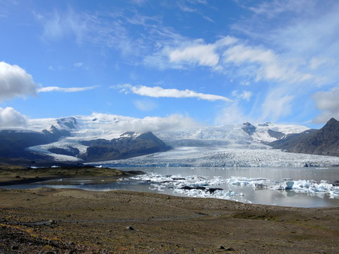 Glacier sous ciel bleu 2