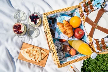 Foto op Plexiglas Picknick Picknickmand Met Fruit, Sinaasappelsap, Croissants, Quesadilla En No Bake Bosbessen En Aardbeienjam Cheesecake